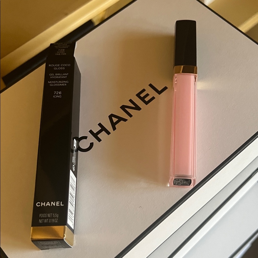 CHANEL Rouge Coco Gloss in Soft Pink